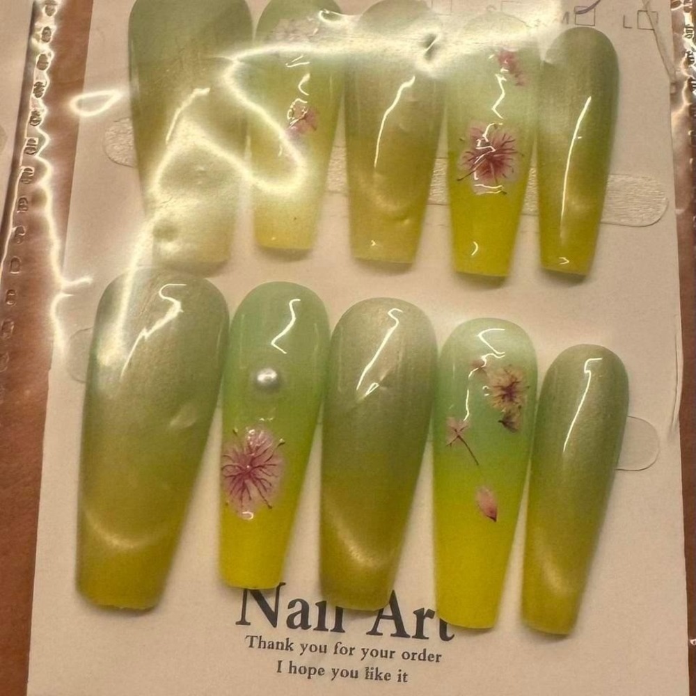 🌿💛 "Sunlit Garden" Nail Set –‎ Green-Yellow Gradient with Floral Accents 💛🌿